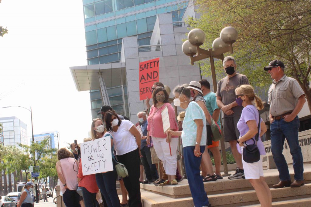 Mountain residents protest PG E power outages Los Gatan Los