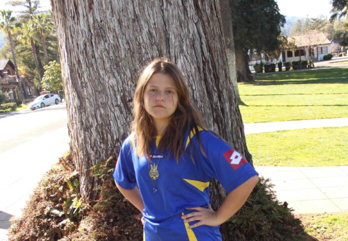 Aleks in front of a tree