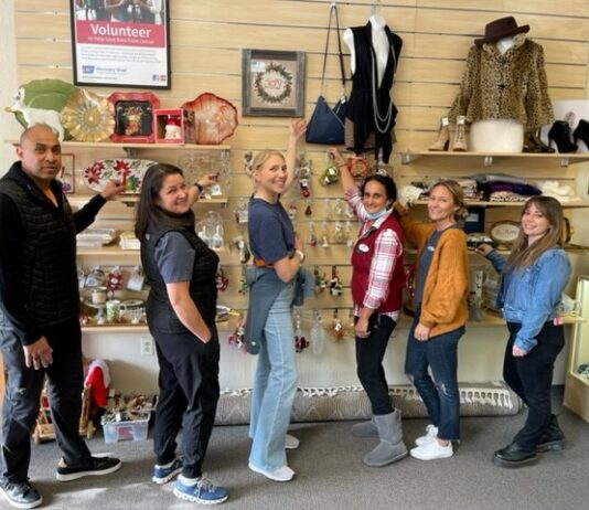 six pose in store