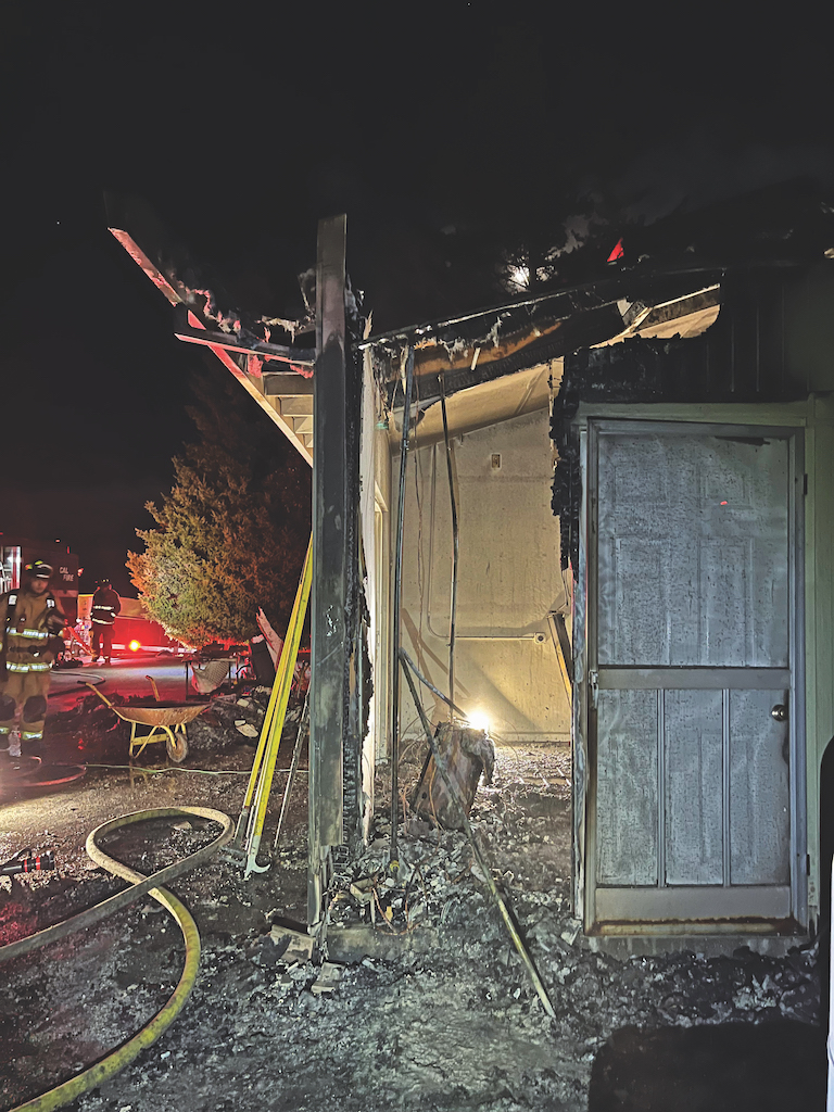 Image for display with article titled Fire destroys garage