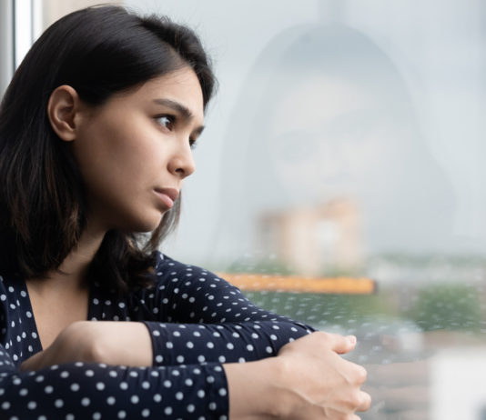 Introverts and social anxiety: what’s the difference? woman looking depressed
