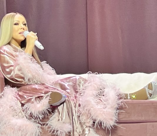 Mariah Carey with Flor shoes on