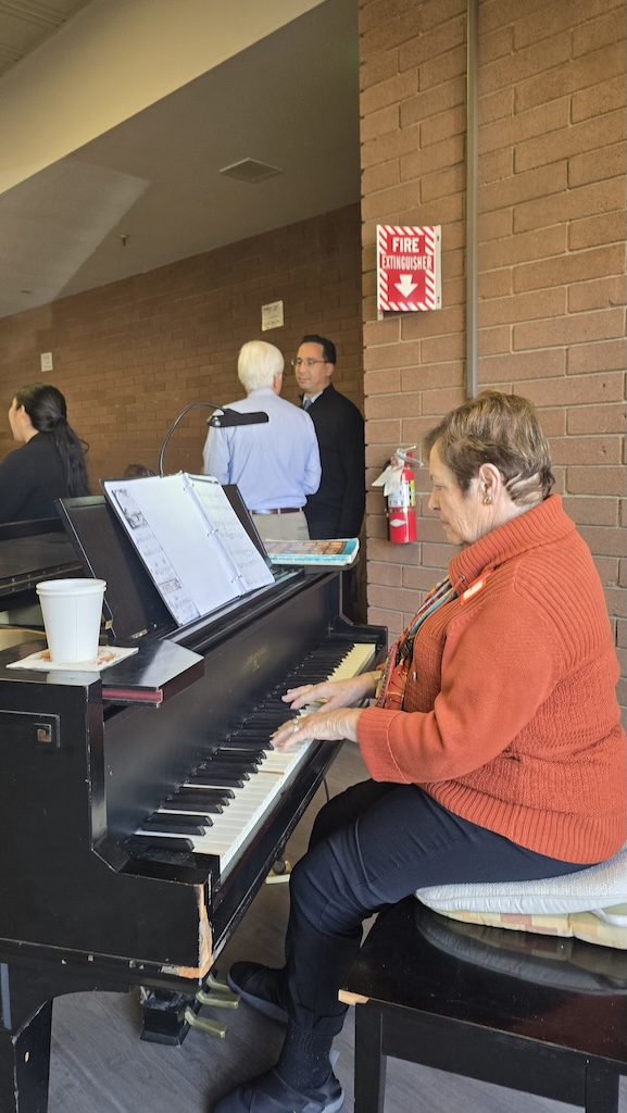 piano player