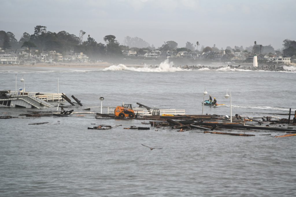 Image for display with article titled Piece of Santa Cruz Wharf Breaks Off, 3 Construction Workers Caught in the Mayhem