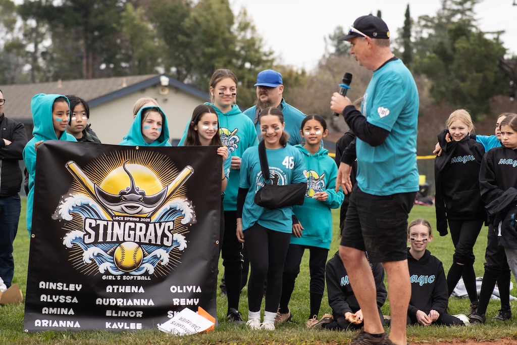 softball team in teal