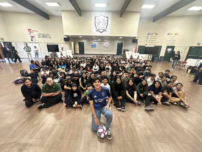 PHOTO - Quakes' Edwyn Mendoza visits old elementary school for El Camino Health fitness curriculum graduation_CREDIT SJE