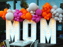 MOM sign