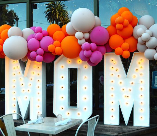 MOM sign