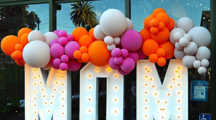MOM sign