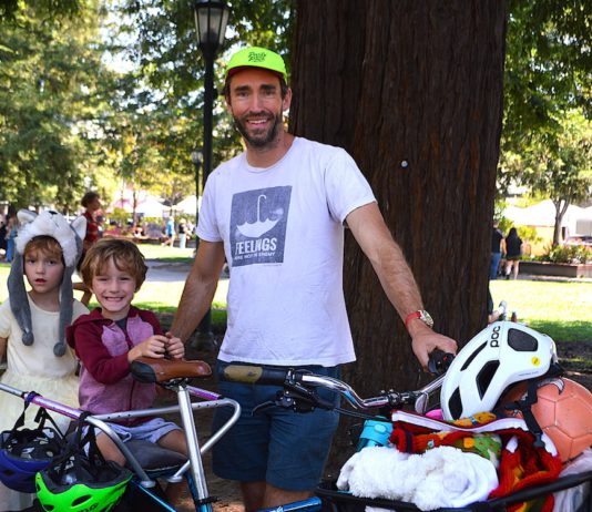 cyclist father with kids