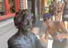 Mark Twain statue with woman giving a thumbs-up