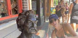 Mark Twain statue with woman giving a thumbs-up