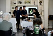 Ivan the Angelfish giving a presentation