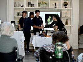 Ivan the Angelfish giving a presentation