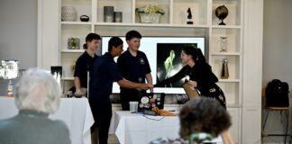 Ivan the Angelfish giving a presentation