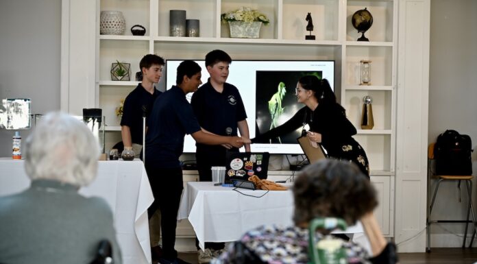 Ivan the Angelfish giving a presentation