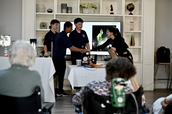 Ivan the Angelfish giving a presentation