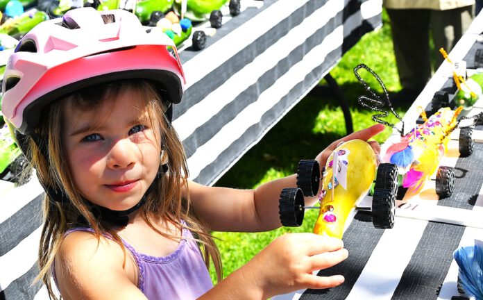 girls with yellow zucchini