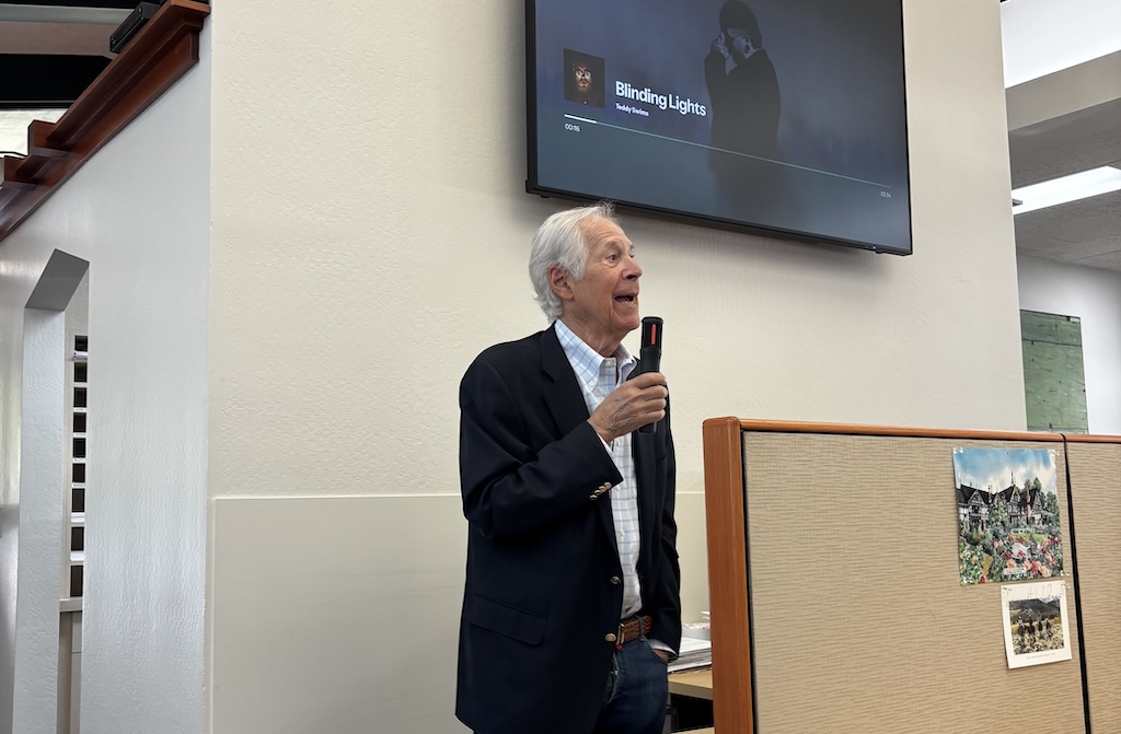 Lon Allan speaks to realtors